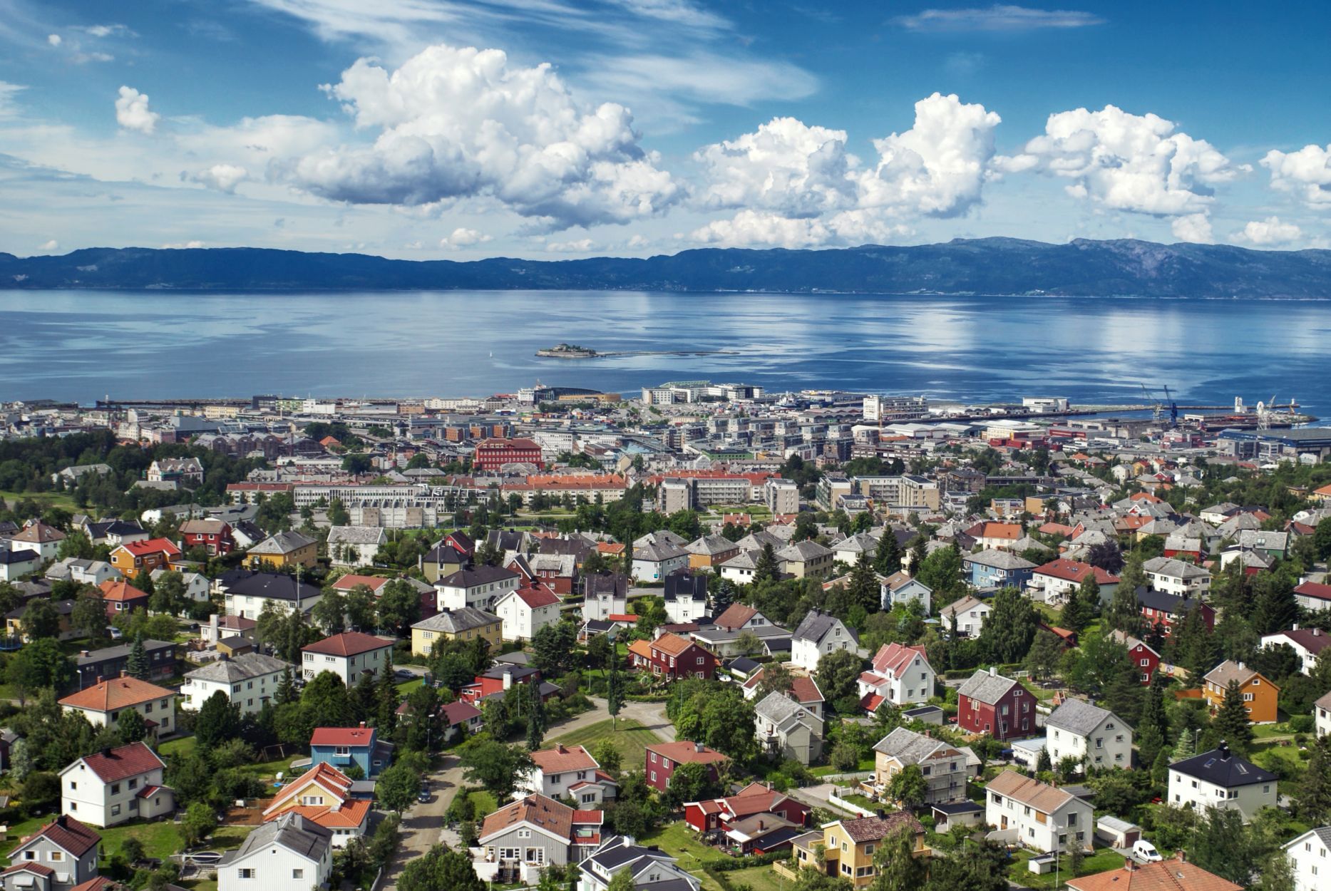 Oversiktsbilde over Trondheim by, boliger og sjøen i bakgrunnen. 
