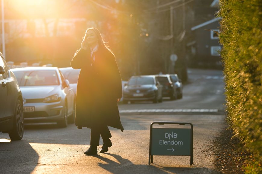 Eiendomsmegler fra DNB Eiendom på visning.