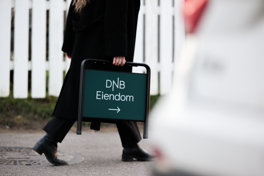Visningsskilt fra DNB Eiendom settes opp.