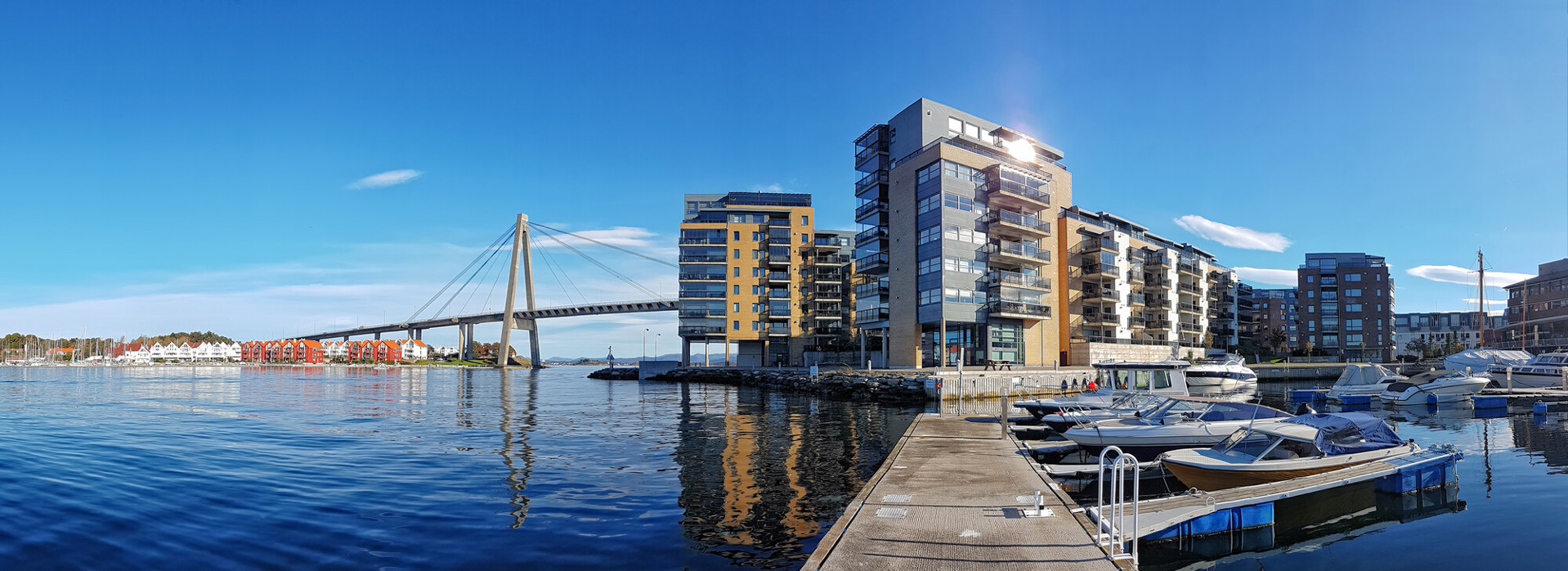 Bilde av bydel Øst i Stavanger, tatt fra en brygge. 