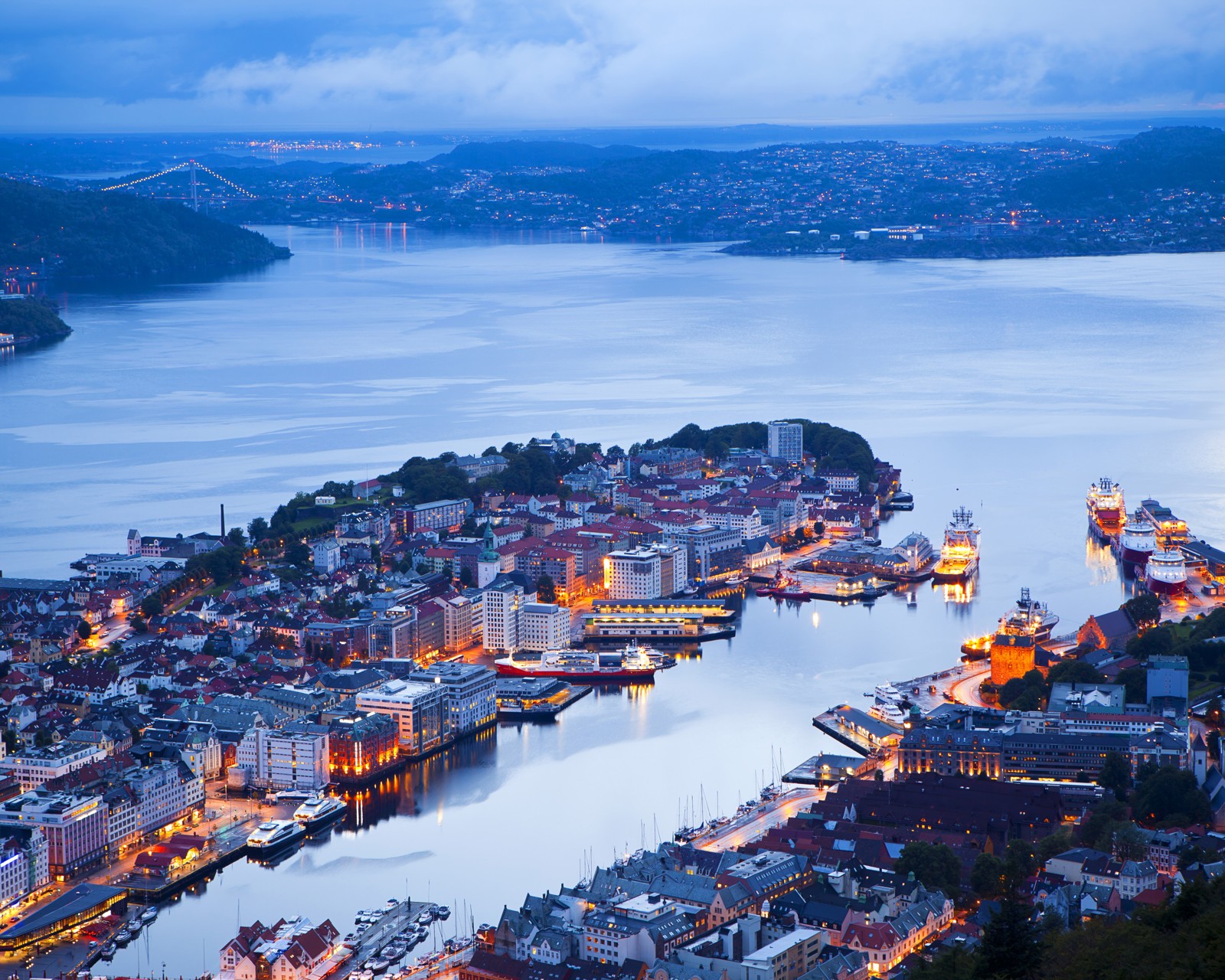 Kveldsbilde fra Bergen by. 