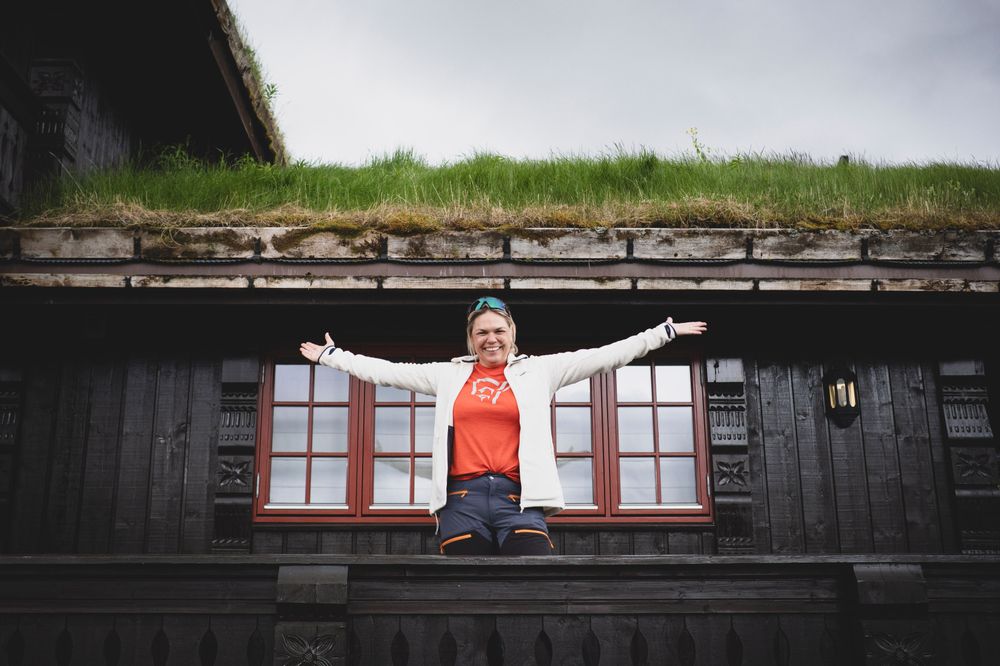 Jeanette ønsker velkommen til hyttevisning.