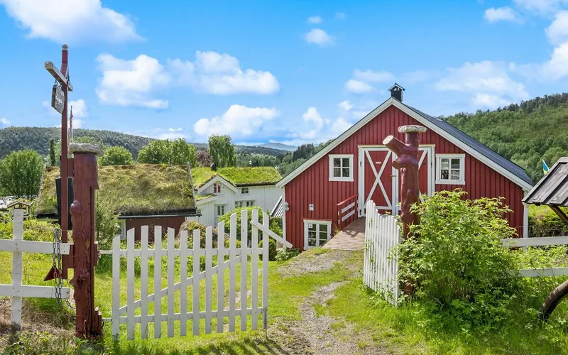 <p>Sm&aring;bruk til salgs</p>